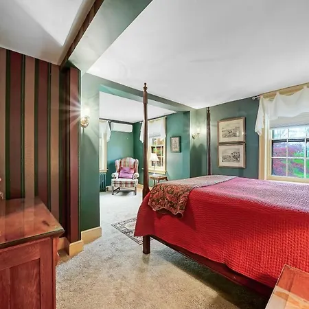 Cromwell Manor Inn